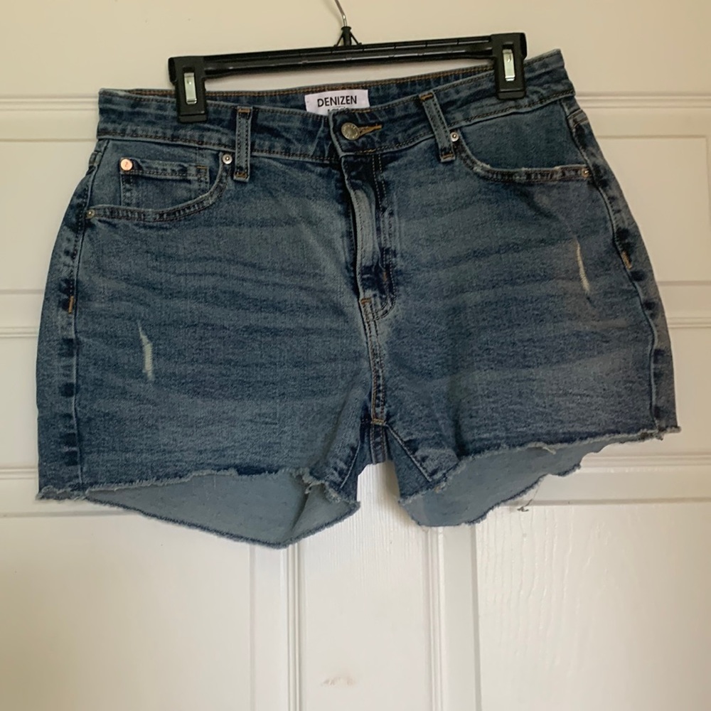 Denizen levi’s high waisted shorts. Small rips on sides of shorts. Never worn.